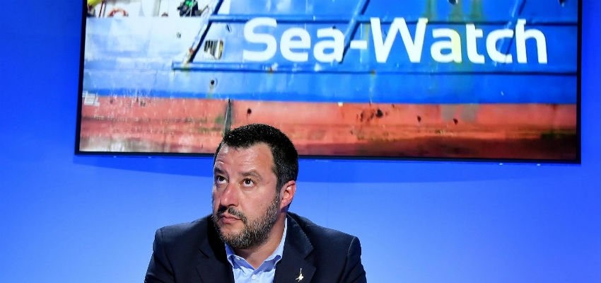 Image accompanying Non accetto che il ministro dell’Interno dice che se stanno sbarcando dalla Sea Watch è perché i ministri 5 Stelle hanno aperto i porti. La nave è stata sequest
