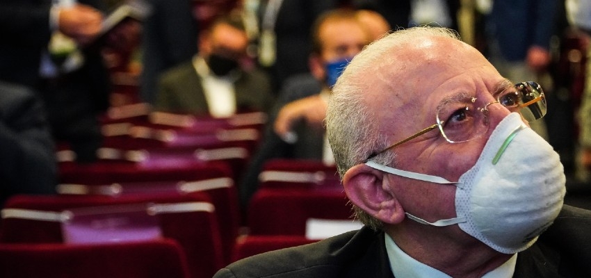 Image accompanying «I contributi [europei] a fondo perduto sono stati concessi per tre ragioni: popolazione, divario di prodotto interno lordo e tasso di disoccupazione. Cioè 65 m