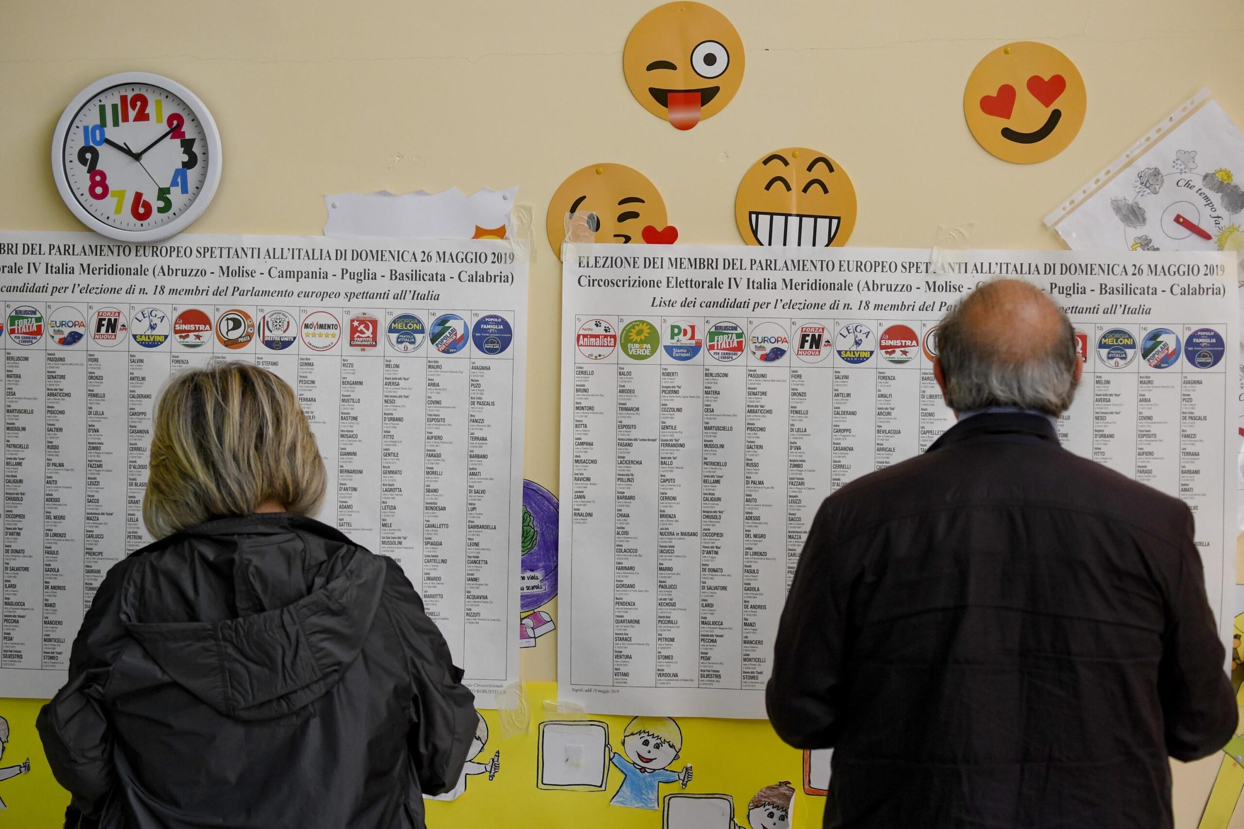Una donna e un uomo osservano i simboli in un seggio nel giorno delle scorse elezioni europee, tenutesi il 26 maggio 2019. ANSA/CIRO FUSCO