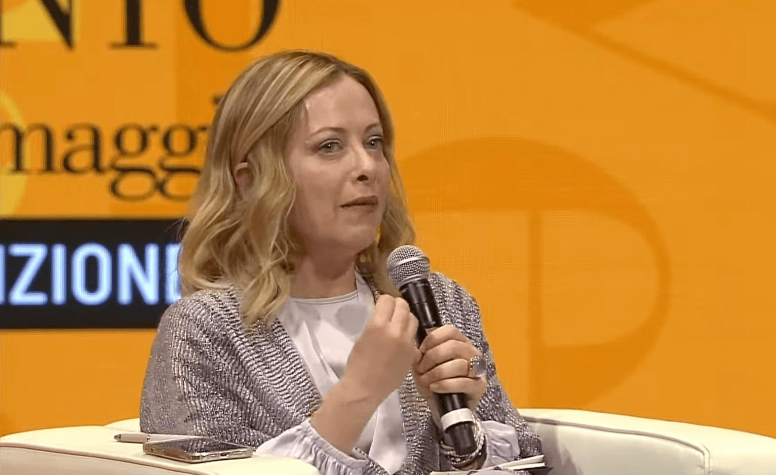 Giorgia Meloni kiểm chứng thông tin tại Liên hoan Kinh tế | Bản báo cáo chính trị