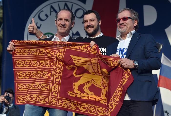 Immagine 4. Il presidente della Regione Veneto Luca Zaia insieme a Matteo Salvini e Roberto Maroni in Piazza del Popola Roma sventolano la bandiera di San Marco, 28 febbraio 2015 – Fonte: Ansa 