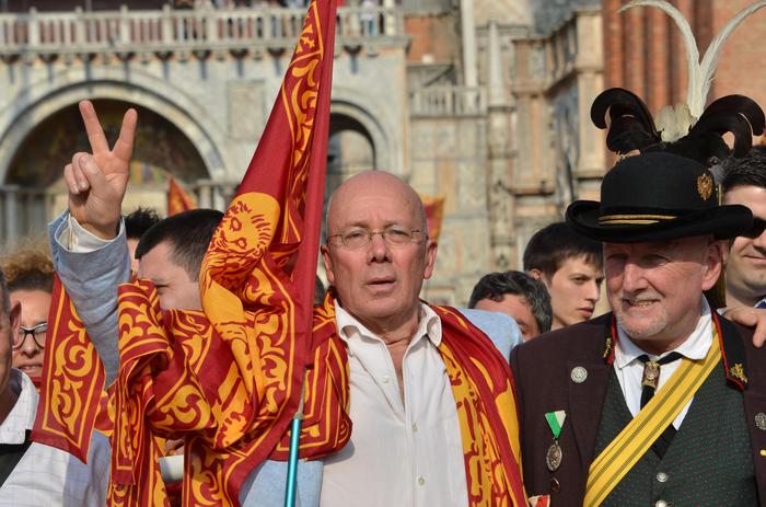 Immagine 1. Il fondatore della Liga Veneta Franco Rocchetta in occasione di una manifestazione venetista a Venezia, 25 aprile 2014 – Fonte: Ansa 