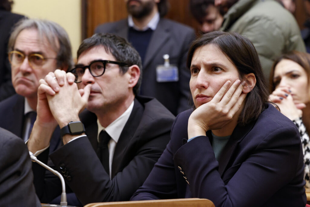 Angelo Bonelli, Nicola Fratoianni ed Elly Schlein durante una conferenza stampa alla Camera il 29 gennaio di alcuni ex detenuti delle prigioni libiche – Fonte: Ansa