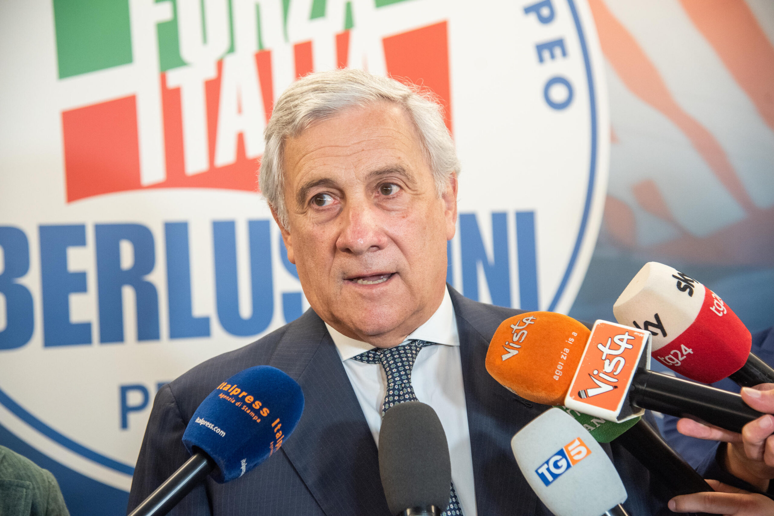 No, la Spagna non ha dato la cittadinanza a “500mila immigrati irregolari”
